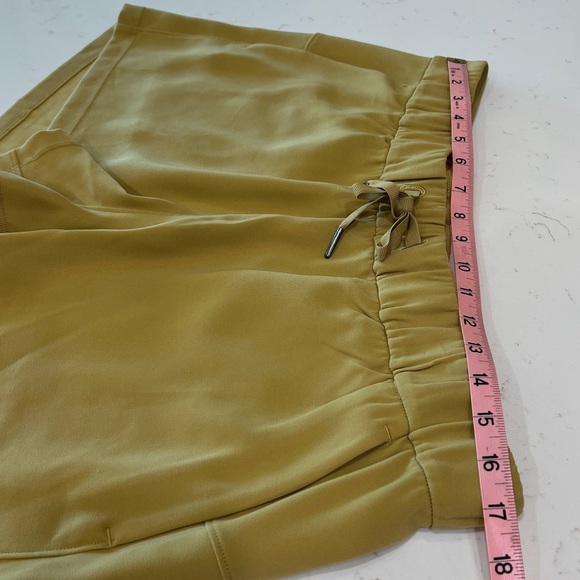 Lululemon On The Fly Woven 2.5” Shorts Vintage Gold Size 12 - Picture 10 of 12
